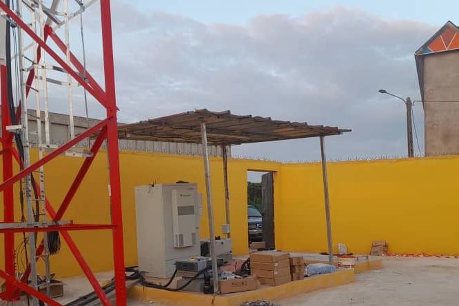 Site télécom avec pylône, auvent et équipements outdoor