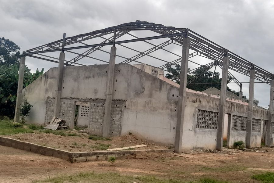 Charpente métallique posée sur un bâtiment existant