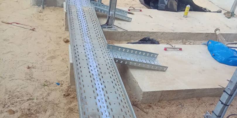 Pose de chemins de câbles sur site